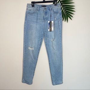 miss poured in blue pants